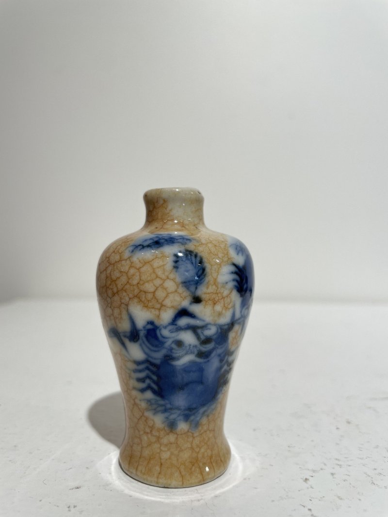 十九/二十世紀 青花⌈二甲傳臚⌋小梅瓶、豆青釉抱月瓶式鼻煙壺二件及鼻煙碟一件 （碟）⌈玩玉⌋青花楷書款 | TWO CERAMIC SNUFF BOTTLES AND A SNUFF DISH - 图13