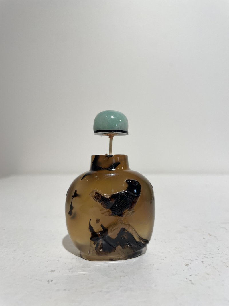 十九/二十世紀 瑪瑙巧雕⌈一馬當先⌋、⌈喜上眉梢⌋鼻煙壺二件、翡翠蓋 | AN AGATE 'HORSE' AND A SHADOW AGATE 'BIRD' SNUFF BOTTLE - 图9