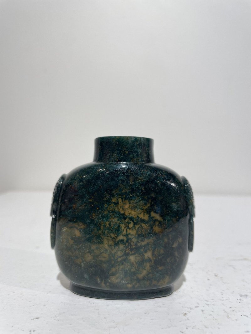十九/二十世紀 羊肝瑪瑙耄耋紋、水藻瑪瑙鼻煙壺二件 | A JASPER 'CAT AND BUTTERFLY' AND A MOSS AGATE SNUFF BOTTLE - 图9
