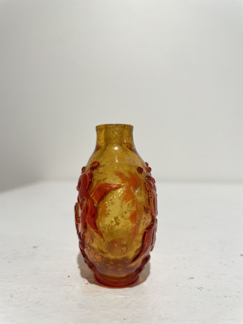 十九世紀 琥珀地套紅玻璃⌈金玉滿堂⌋鼻煙壺、珊瑚蓋 | A RED OVERLAY AMBER GLASS 'GOLDFISH' SNUFF BOTTLE - 图15
