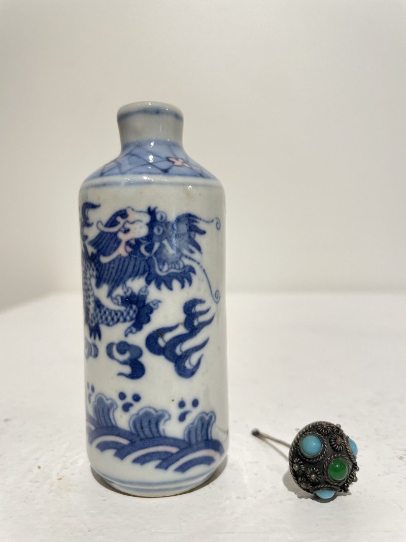 二十世紀中期 青花釉裏紅海水雲龍紋鼻煙壺二件 ⌈大清康熙年製⌋、⌈大清乾隆年製⌋青花楷書款 | TWO UNDERGLAZE-BLUE AND COPPER-RED SNUFF BOTTLES - 图31