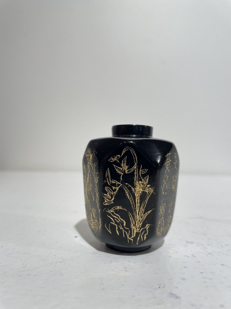 二十世紀 銅合金、鎏金黑色玻璃、雕刻葫蘆、打磨雕刻核桃、天然牙質鼻煙壺五件 其一⌈乾隆⌋刻款 | FIVE SNUFF BOTTLES OF VARIOUS MATERIALS - 图65