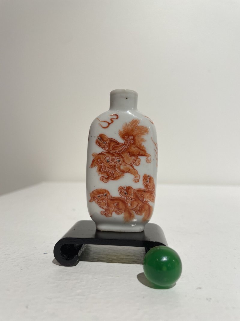 晚清 礬紅彩瑞獅紋鼻煙壺 | AN IRON-RED PAINTED 'BUDDHIST LIONS' SNUFF BOTTLE - 图13