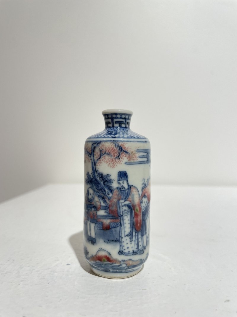 晚清至民國 青花釉裏紅庭院人物紋鼻煙壺 | AN UNDERGLAZE-BLUE AND COPPER-RED 'FIGURES IN THE GARDEN' SNUFF BOTTLE - 图8