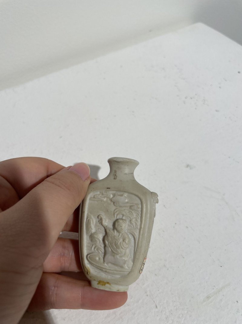 十九世紀 瓷胎模印局部施釉人物紋鼻煙壺、鎏金鳳紋座 | A MOULDED AND PARTIALLY GLAZED BISCUIT 'FIGURES' SNUFF BOTTLE - 图22