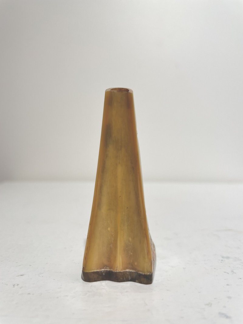 十九世紀 鶴頂紅⌈麻姑獻壽⌋鼻煙壺 | A HORNBILL 'GODDESS AND ATTENDANT' SNUFF BOTTLE - 图16