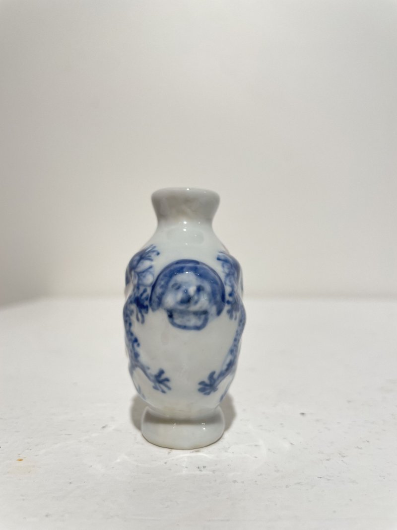 十九/二十世紀 青花庭院仕女紋、青花釉裏紅雙龍戲珠紋、瓷胎立姿童子、臥姿仕女、立姿老者鼻煙壺五件 其三⌈道光年製⌋、⌈乾隆年製⌋青花楷書款 | FIVE CERAMIC SNUFF BOTTLES - 图4