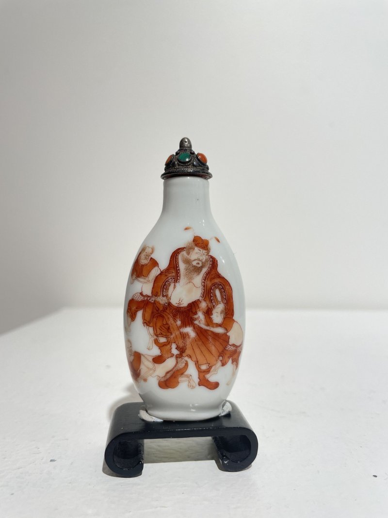 十九世紀中葉 礬紅彩⌈鍾馗⌋鼻煙壺 原底款磨損 | AN IRON-RED PAINTED 'ZHONG KUI' SNUFF BOTTLE - 图11