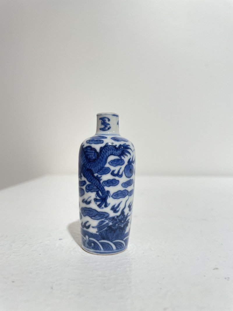 晚清 青花海水龍紋鼻煙壺 | A BLUE AND WHITE 'DRAGON' SNUFF BOTTLE - 图10