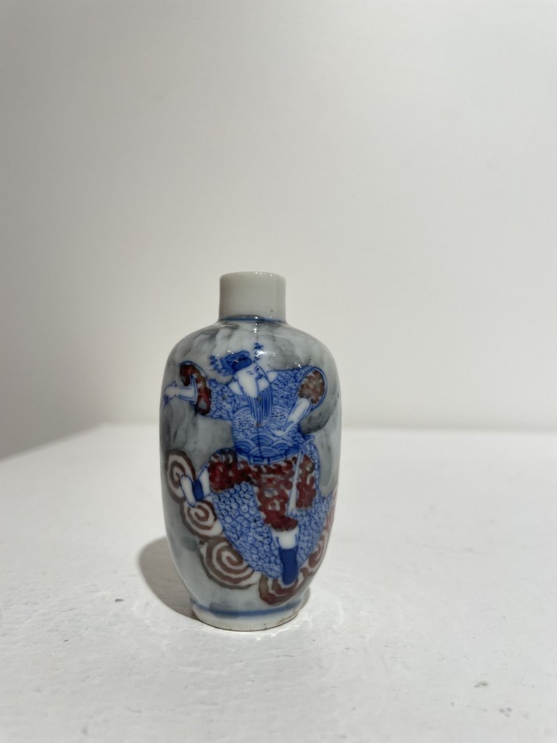 晚清 青花釉裏紅戲劇人物紋鼻煙壺 青花人物紋底款 | AN UNDERGLAZE-BLUE AND COPPER-RED 'FIGURES AMONG CLOUDS' SNUFF BOTTLE - 图5