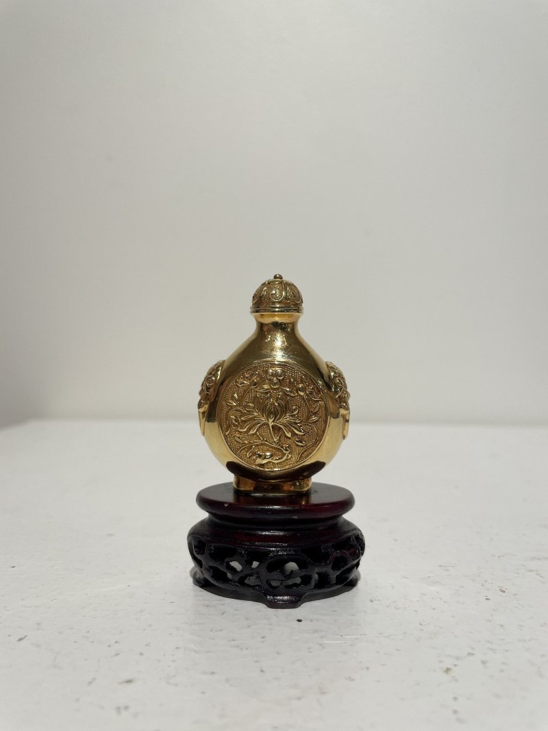 二十世紀 鑄金開光人物花卉紋鼻煙壺 | A GOLD 'PEONY AND LANDSCAPE' SNUFF BOTTLE - 图20