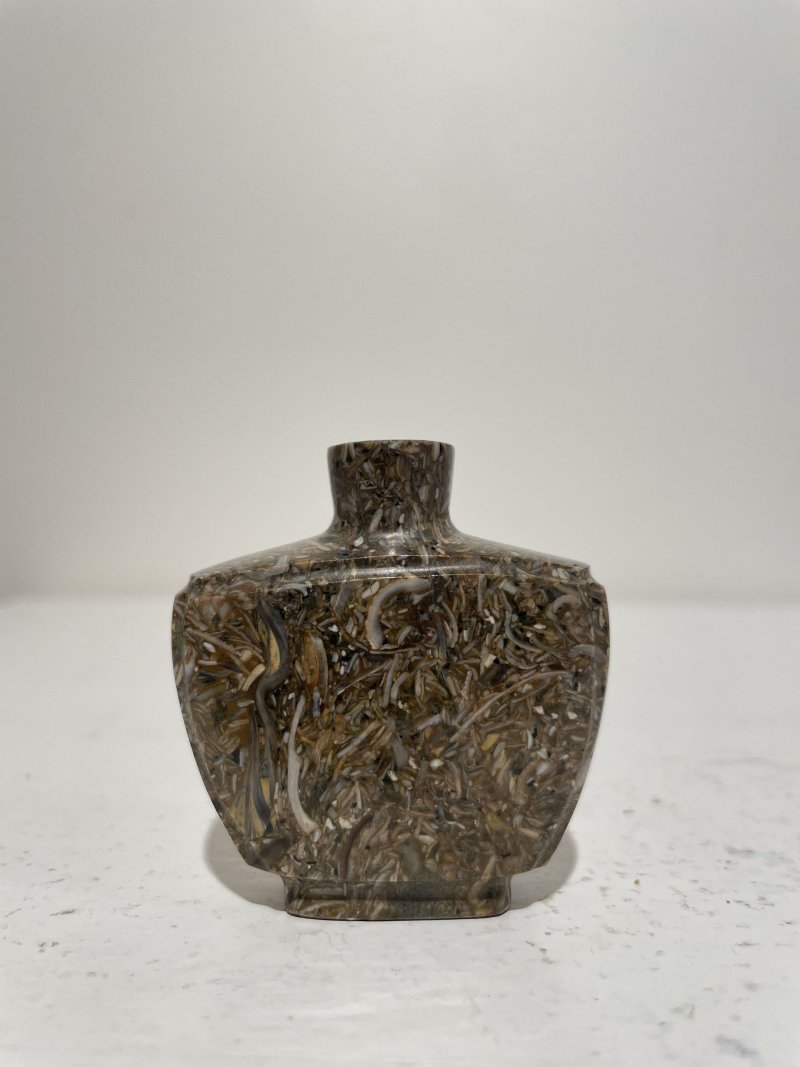 十九/二十世紀 抱子石、綠松石、水晶鼻煙壺三件 | A PUDDINGSTONE, A TURQUOISE, AND A ROCK CRYSTAL SNUFF BOTTLE - 图43