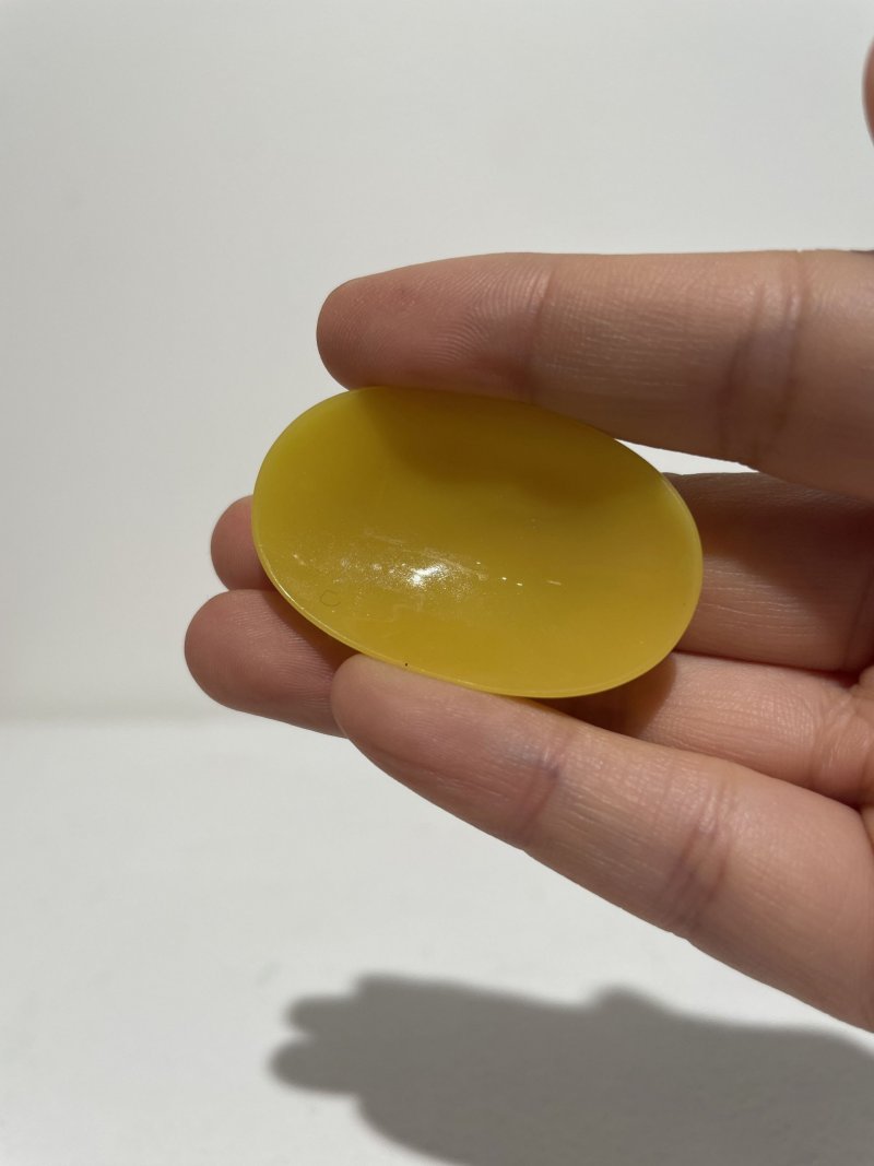 民國 雞油黃玻璃蓮瓣紋、「代代封侯」鼻煙壺二件及鼻煙碟二件 | TWO YELLOW GLASS SNUFF BOTTLES AND TWO SNUFF DISHES - 图23