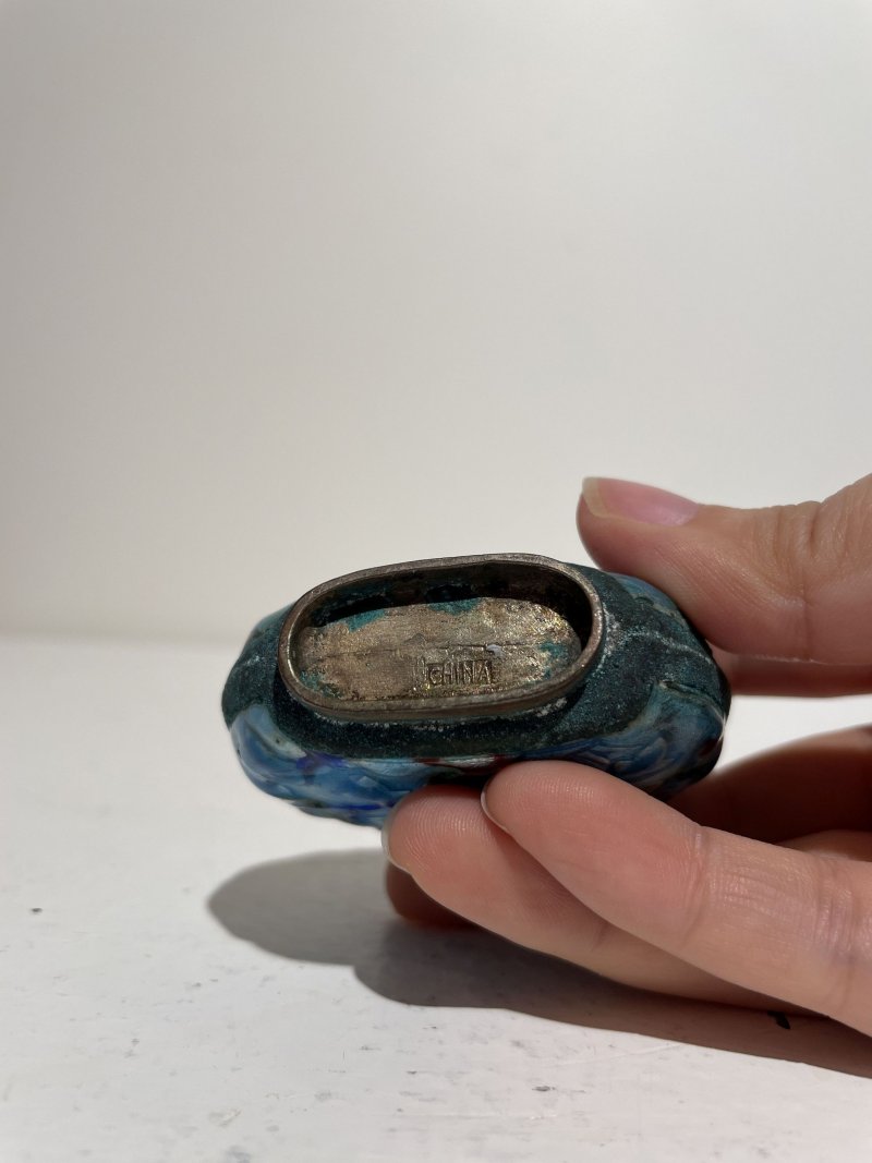 傳承： | TWO PAINTED ENAMEL, TWO CLOISONNÉ, AND A FAMILLE ROSE SNUFF BOTTLE - 图4