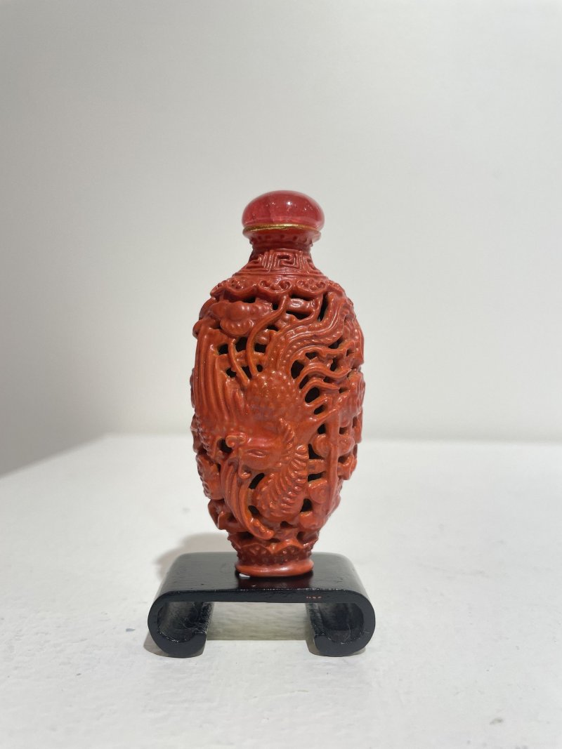 十九世紀 珊瑚红釉模制⌈龍凤呈祥⌋鼻煙壶 ⌈長壽⌋篆書描金款 | A CORAL-GLAZED AND MOULDED 'DRAGON AND PHOENIX' SNUFF BOTTLE - 图12