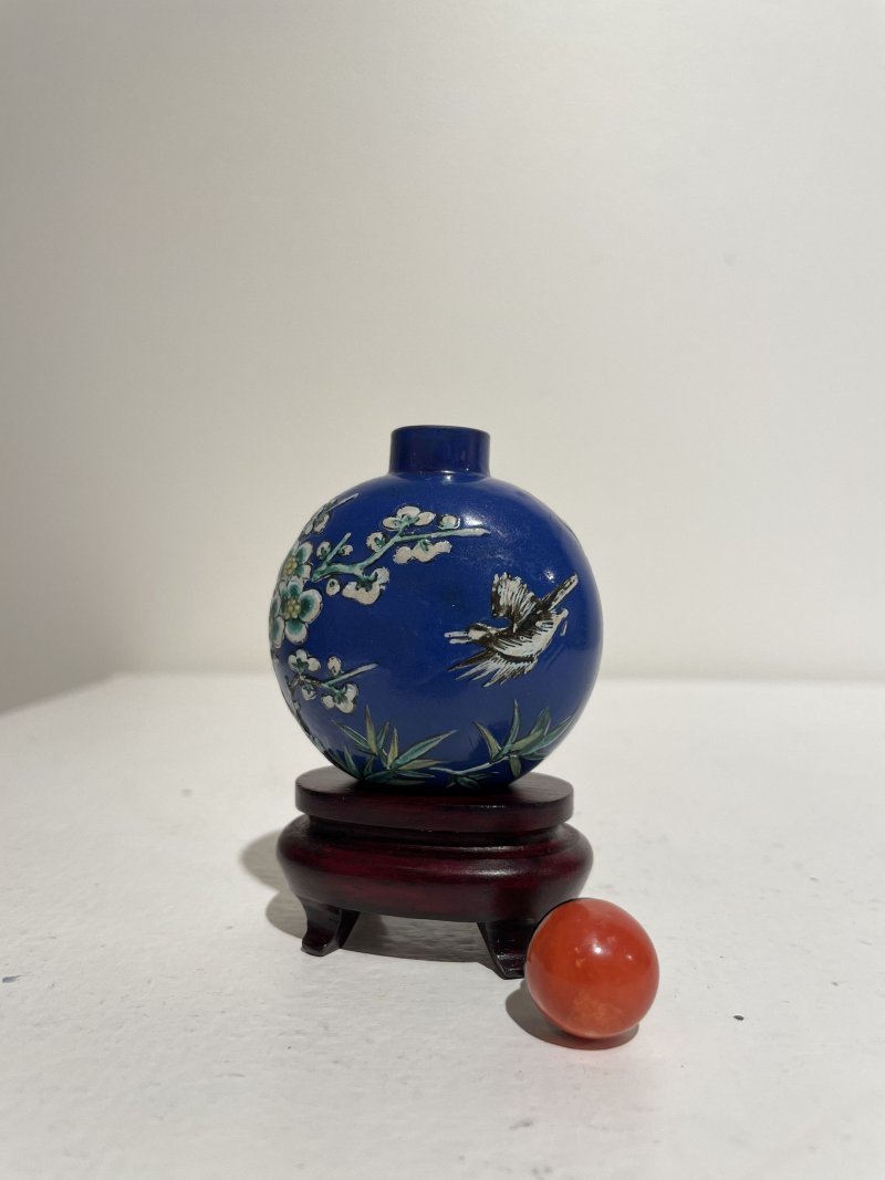 十九世紀 紫砂加彩藍地⌈喜上梅梢⌋鼻煙壺 | AN ENAMELLED YIXING 'MAGPIE' SNUFF BOTTLE - 图21