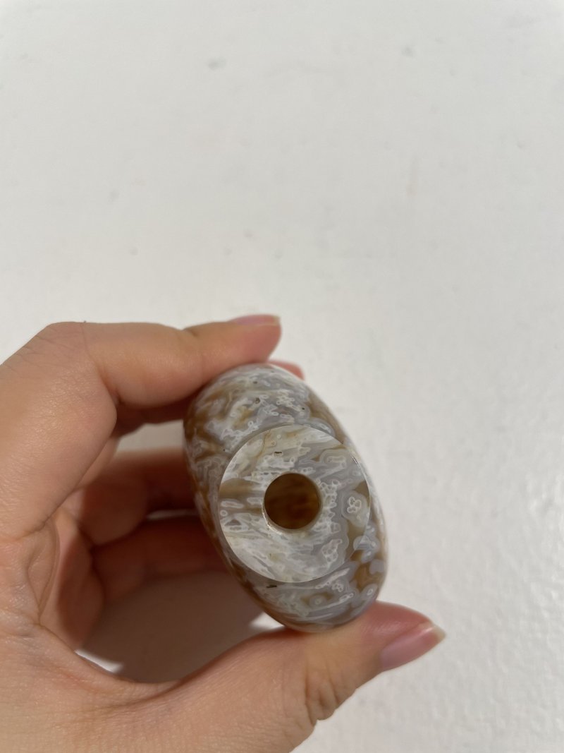 十九世紀 灯心草瑪瑙鼻煙壺、珊瑚點翡翠蓋 | A 'MACARONI' AGATE SNUFF BOTTLE - 图3
