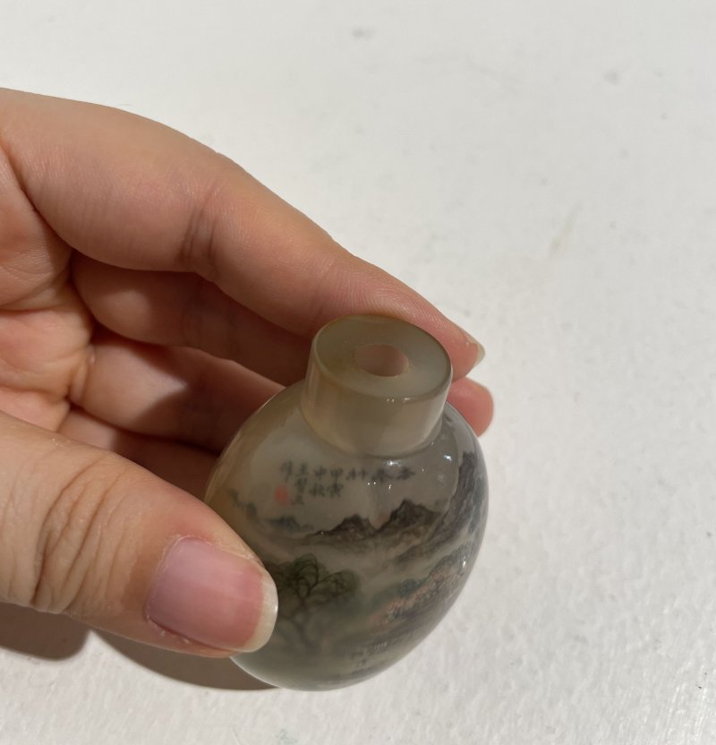 （壺）十九世紀 王習三作 瑪瑙内畫⌈杏巷村⌋鼻煙壺、翡翠蓋 一九七四年作 | AN INSIDE PAINTED AGATE 'LANDSCAPE' SNUFF BOTTLE - 图13