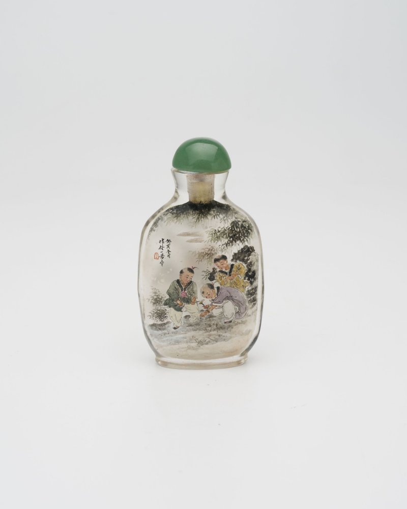 一九八三年 玻璃内畫⌈嬰戯琢釘•稚子垂釣⌋鼻煙壺 | AN INSIDE PAINTED GLASS 'CHILDREN' SNUFF BOTTLE - 图11