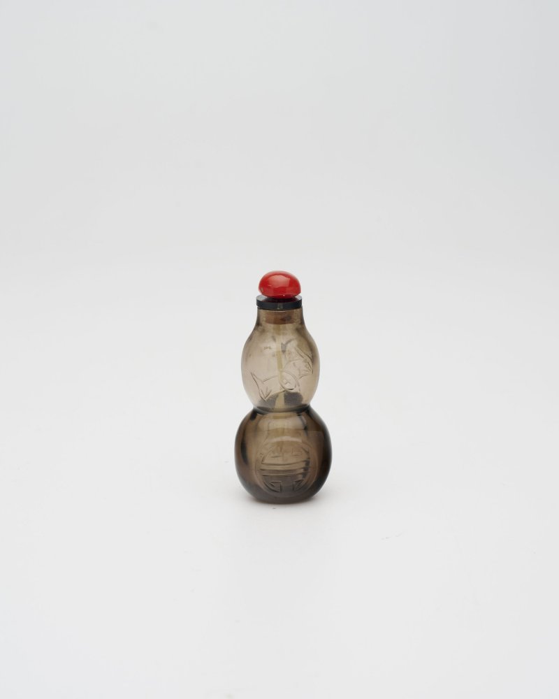 十九世紀 煙晶福壽葫蘆形鼻煙壺 | A SMOKEY CRYSTAL GOURD-SHAPED 'BAT AND SHOU CHARACTER' SNUFF BOTTLE