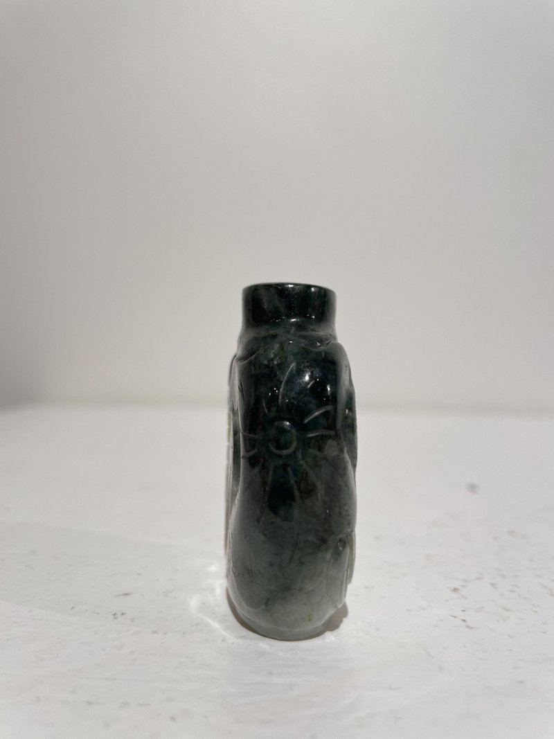 十九/二十世紀 碧玉⌈瓜瓞⌋、翡翠巧雕⌈連年有餘⌋、虎眼石⌈佛手⌋鼻煙壺三件 | A SPINACH JADE 'MELON', A JADEITE 'LOTUS' AND A TIGER'S EYE 'FINGER CITRON' SNUFF BOTTLES - 图47