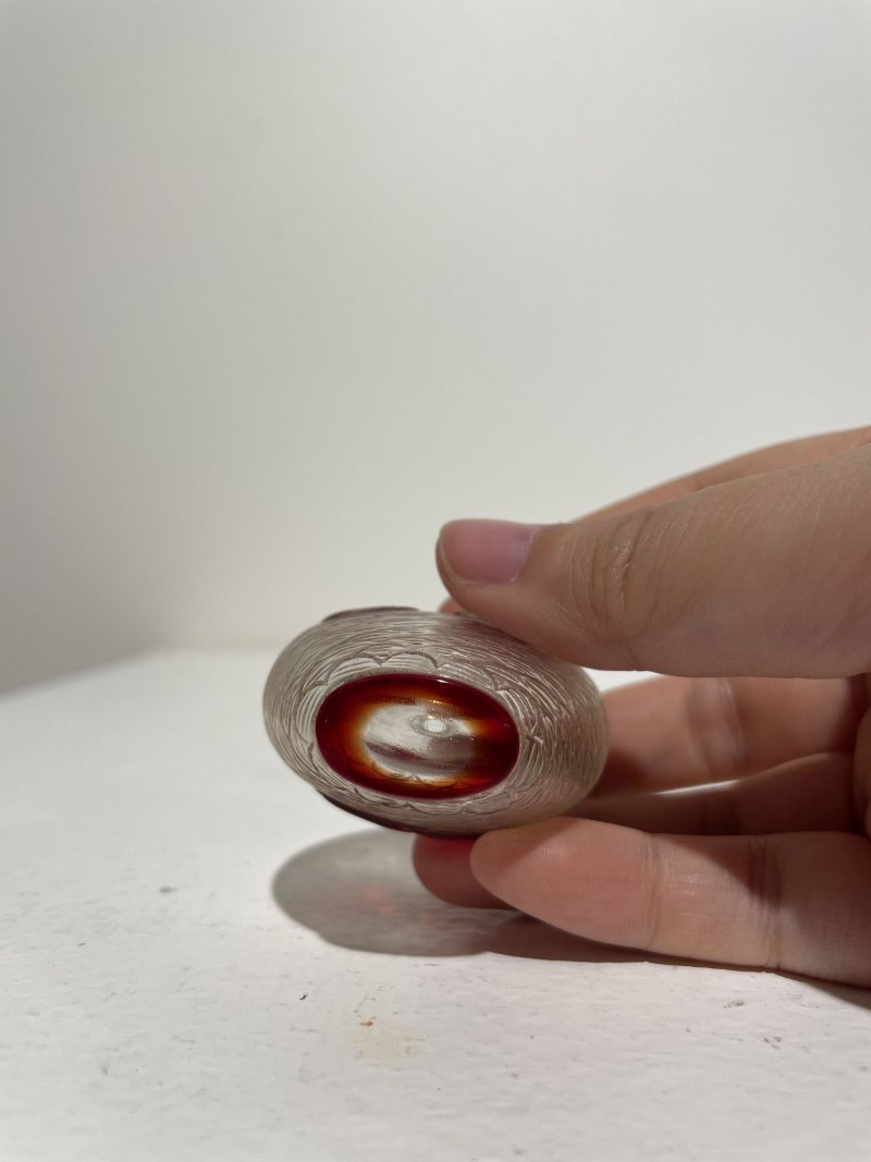 十九世紀 透明地套紅玻璃⌈鴛鴦戲水⌋鼻煙壺 | A RED OVERLAY GLASS 'MANDARIN DUCKS' SNUFF BOTTLE - 图11