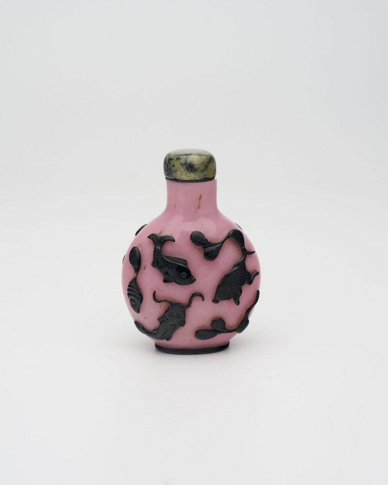 晚清至民國 粉地套黑玻璃⌈金玉滿堂⌋鼻煙壺 | A BLACK OVERLAY PINK GLASS 'GOLDFISH' SNUFF BOTTLE - 图20