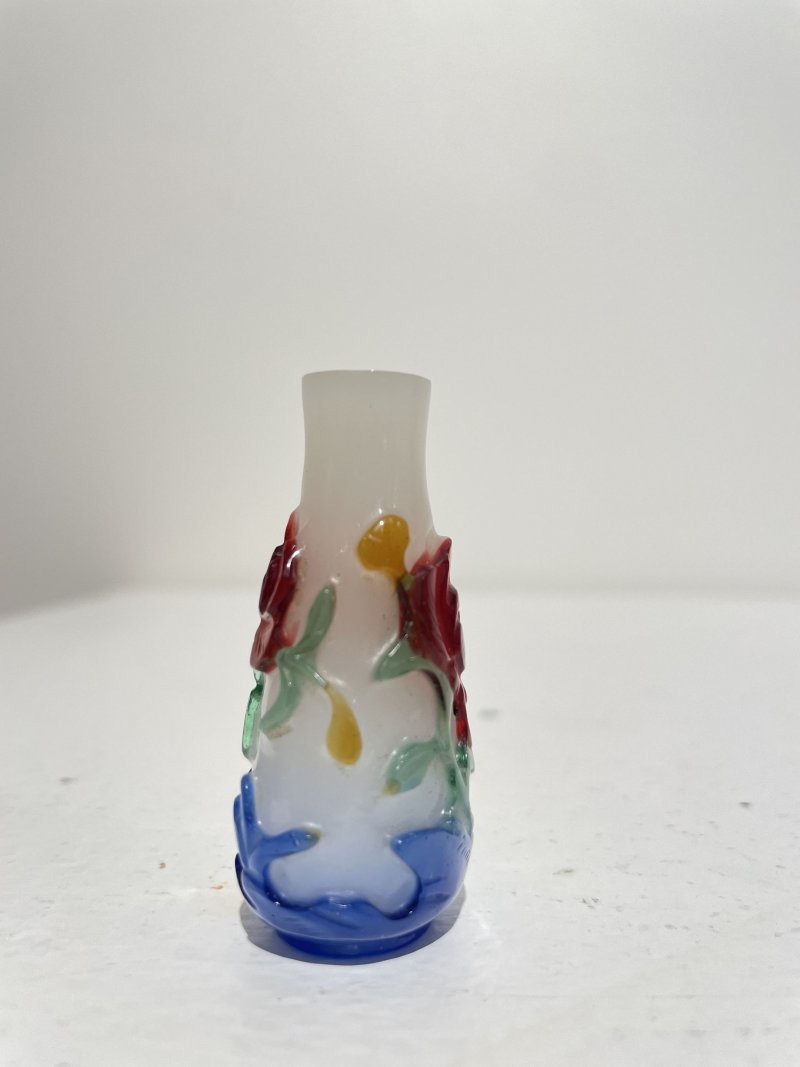 晚清至民國 涅白地套四色玻璃福來、花卉紋鼻煙壺二件 | TWO MULTI-COLOUR OVERLAY TRANSLUCENT GLASS 'FLORAL' AND 'RADISH' SNUFF BOTTLES - 图28