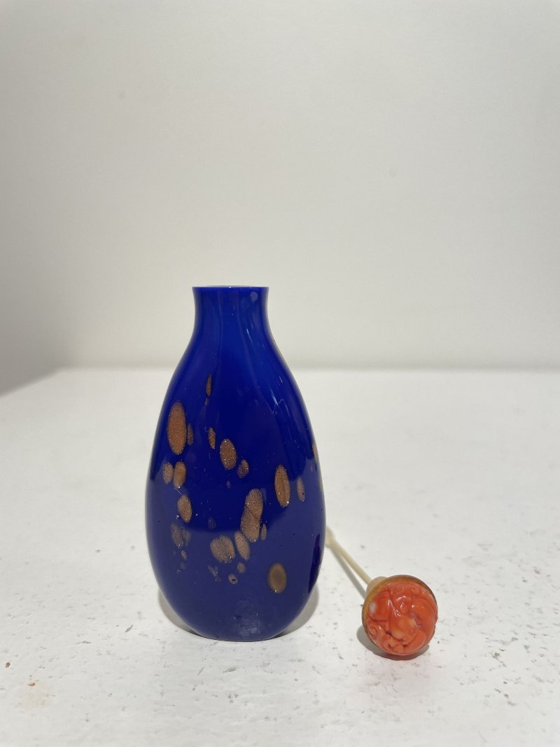 十九/二十世紀 仿雄黃玻璃蘭蝶紋、藍地灑金星玻璃鼻煙壺二件 | A GLASS SNUFF BOTTLE IMITATING REALGAR AND A SAPPHIRE-BLUE AVENTURINE-GLASS SNUFF BOTTLE - 图9