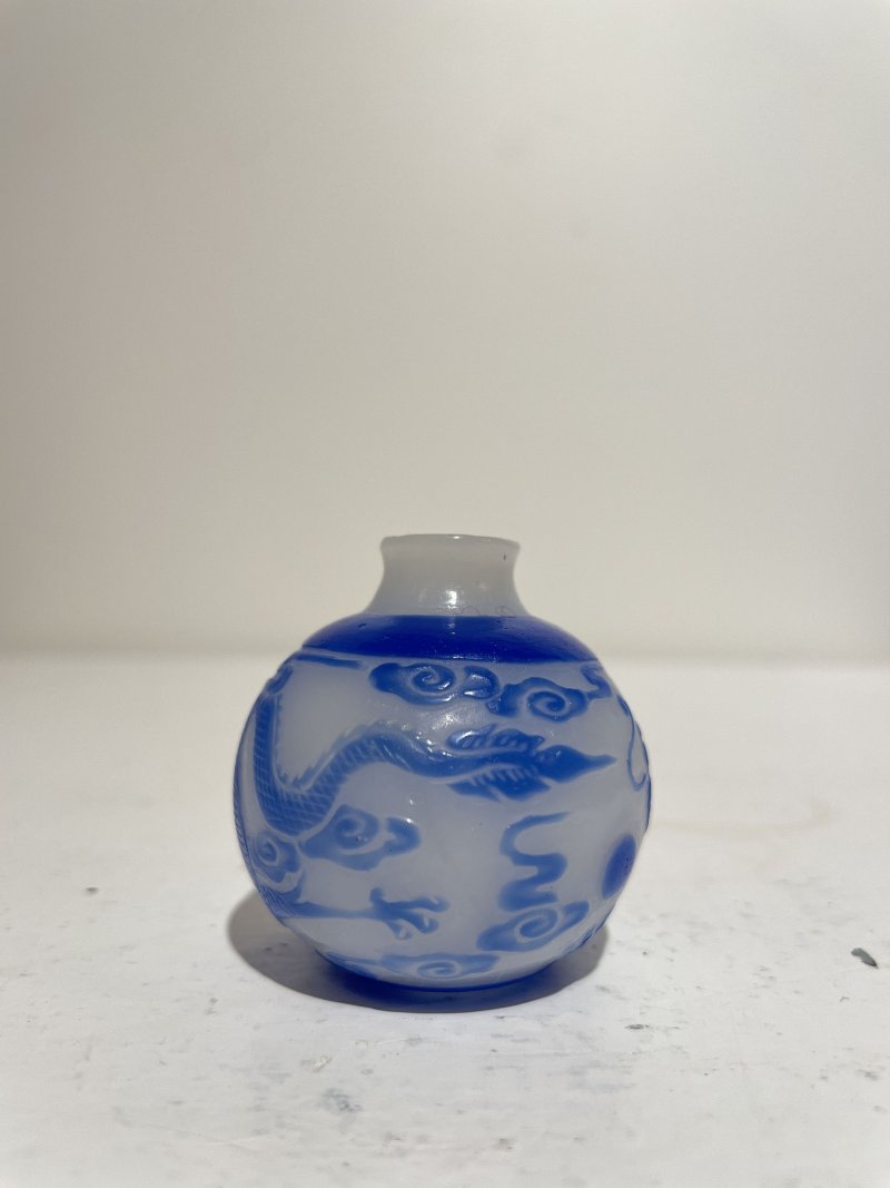 十九/二十世紀 白地套綠玻璃花鳥紋、淺綠地套三色玻璃蝶戀花紋、白地套藍玻璃行龍紋、玻璃胎畫琺琅花卉紋、多色玻璃葫蘆式、白地套墨黑玻璃印章紋鼻煙壺七件 其二⌈古月軒⌋藍料楷書款、⌈乾隆年製⌋青花楷書款 | SEVEN GLASS SNUFF BOTTLES - 图81