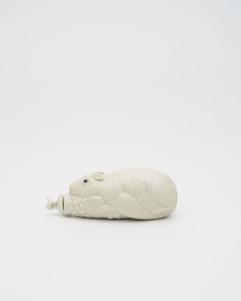 約一八五零年間 白釉模印⌈松鼠葡萄⌋鼻煙壺 | A MOULDED WHITE-GLAZED 'SQUIRREL AND GRAPES' SNUFF BOTTLE