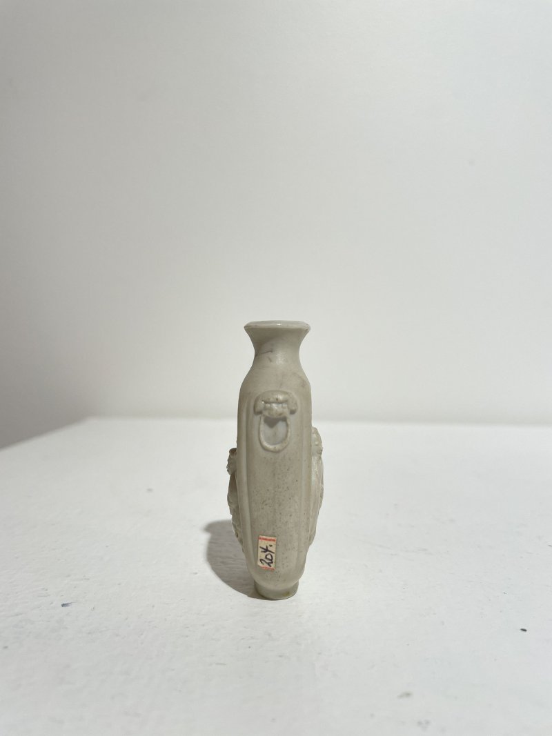 十九世紀 瓷胎模印局部施釉人物紋鼻煙壺、鎏金鳳紋座 | A MOULDED AND PARTIALLY GLAZED BISCUIT 'FIGURES' SNUFF BOTTLE - 图23
