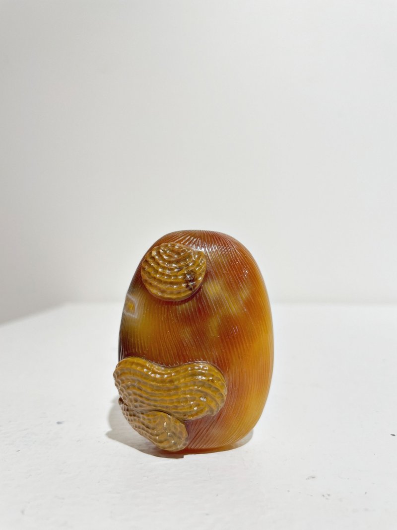 十九世紀 瑪瑙巧雕⌈花生·棗⌋鼻煙壺、紫水晶蓋 | AN AGATE 'JUJUBE AND PEANUT' SNUFF BOTTLE - 图18