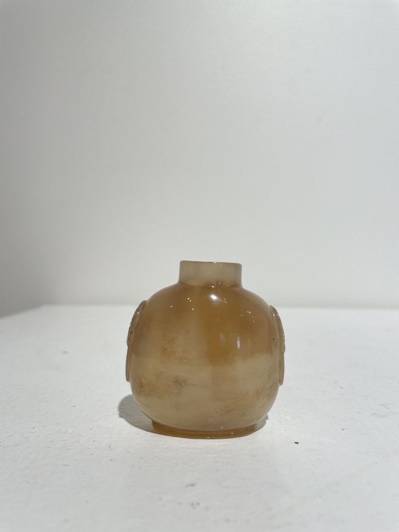 十九/二十世紀 碧石光素、瑪瑙光素鼻煙壺二件 | A JASPER AND AN AGATE SNUFF BOTTLE - 图23
