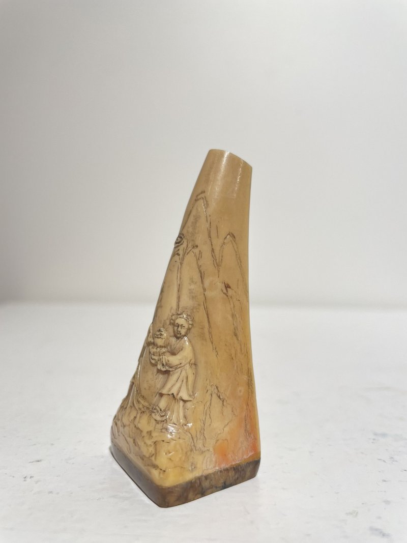 十九世紀 鶴頂紅⌈麻姑獻壽⌋鼻煙壺 | A HORNBILL 'GODDESS AND ATTENDANT' SNUFF BOTTLE - 图17