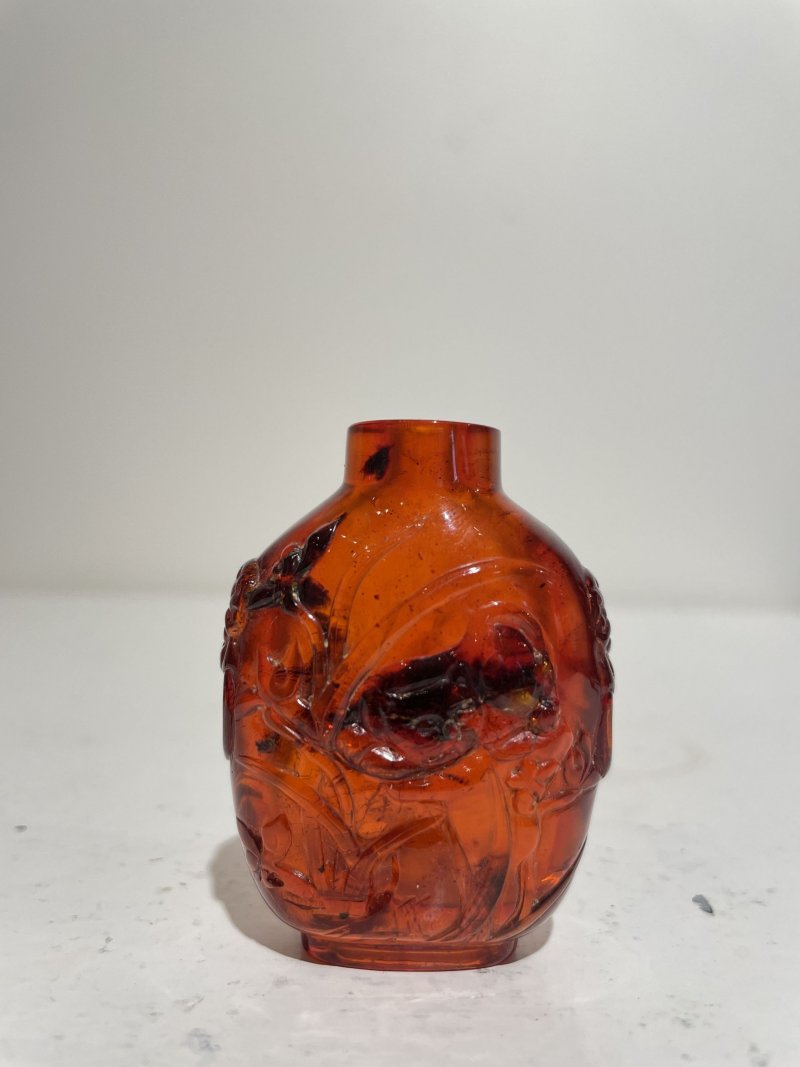 十九世紀 琥珀⌈耄耋富貴•空谷幽蘭⌋鼻煙壺 | AN AMBER 'CAT AND ORCHID' SNUFF BOTTLE - 图8