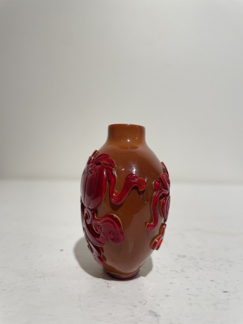 晚清至民國 琥珀套紅玻璃⌈瓜瓞綿綿⌋鼻煙壺、翡翠蓋 | A RED OVERLAY AMBER GLASS 'MELON AND LOTUS' SNUFF BOTTLE - 图17