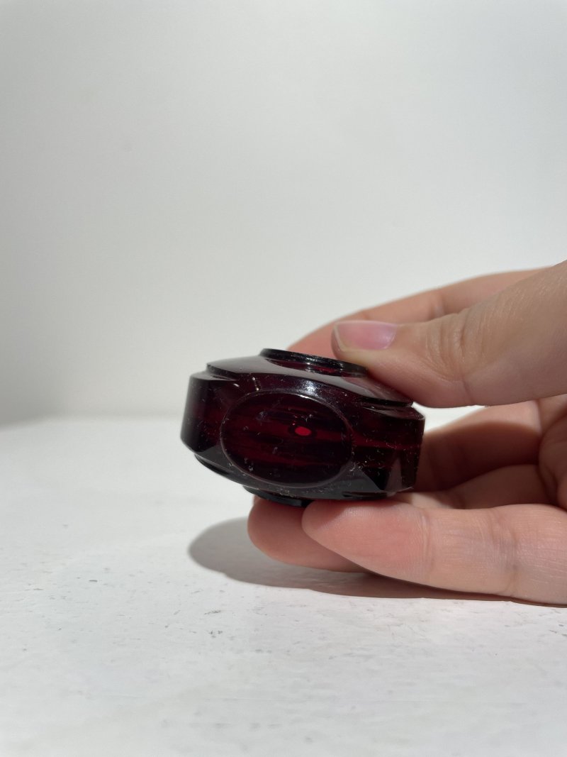 十九/二十世紀 寶石紅、藍玻璃鼻煙壺二件 | A RUBY-RED AND A BLUE GLASS SNUFF BOTTLES - 图3