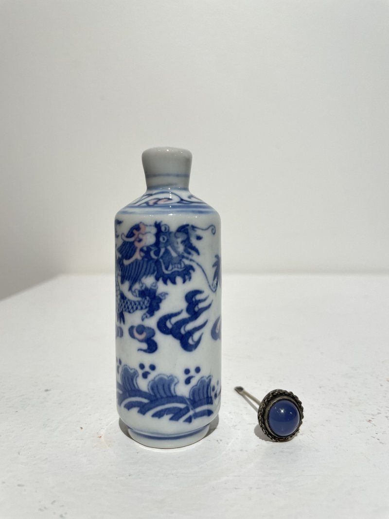 二十世紀中期 青花釉裏紅海水雲龍紋鼻煙壺二件 ⌈大清康熙年製⌋、⌈大清乾隆年製⌋青花楷書款 | TWO UNDERGLAZE-BLUE AND COPPER-RED SNUFF BOTTLES - 图8