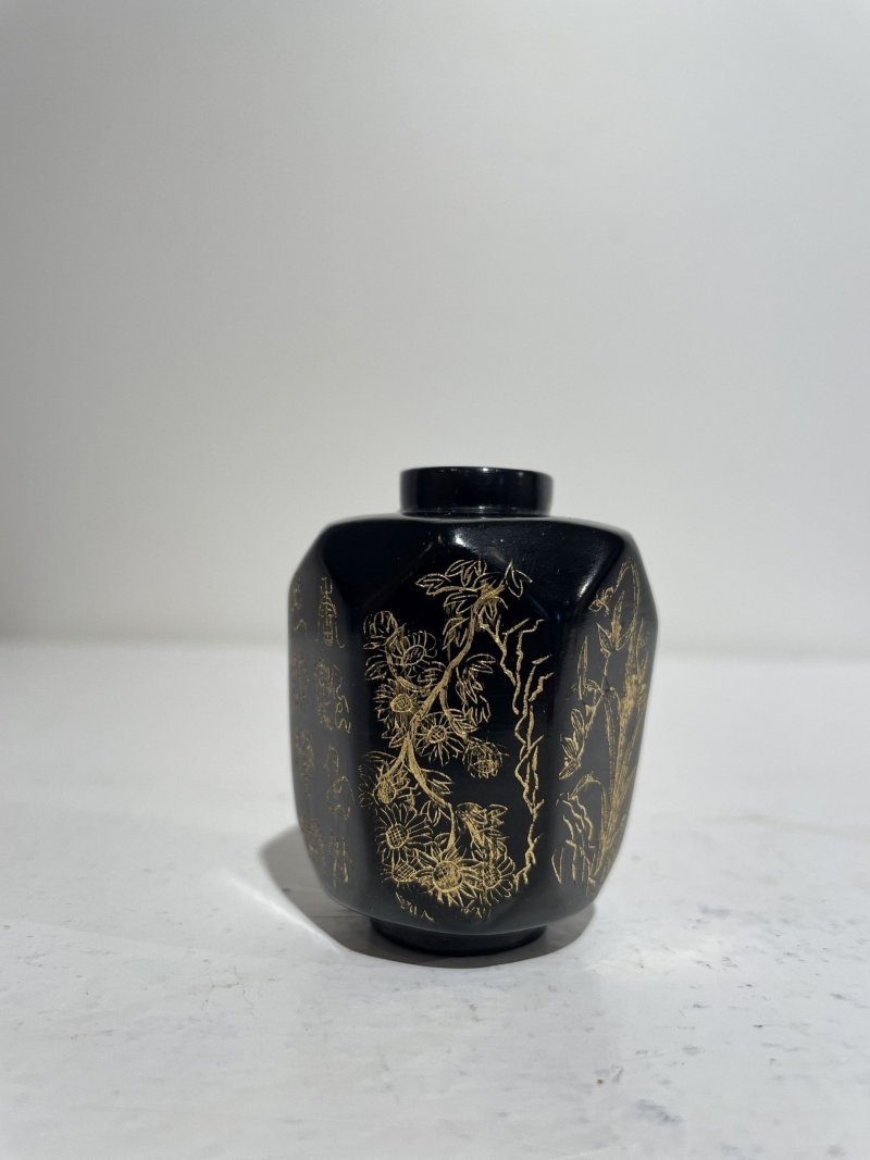 二十世紀 銅合金、鎏金黑色玻璃、雕刻葫蘆、打磨雕刻核桃、天然牙質鼻煙壺五件 其一⌈乾隆⌋刻款 | FIVE SNUFF BOTTLES OF VARIOUS MATERIALS - 图66