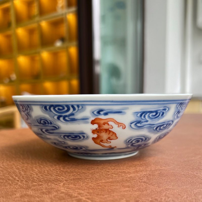 清光绪 “清华珍品”款青花矾红洪福齐天纹碗 - 图2