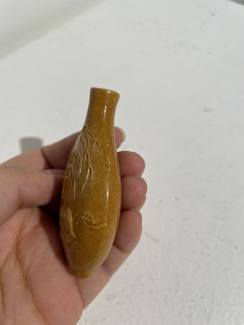 晚清至民國 瓷胎琥珀釉柳蔭兔紋鼻煙壺 | A MOULDED AND AMBER-GLAZED BISCUIT 'RABBIT' SNUFF BOTTLE - 图22