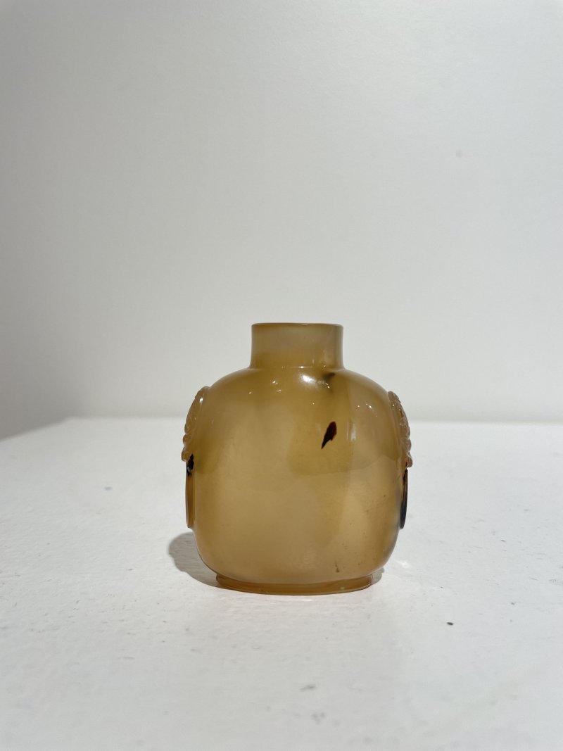 十九世紀 影瑪瑙⌈松鼠葡萄⌋鼻煙壺 | A SHADOW AGATE 'SQUIRREL AND GRAPES' SNUFF BOTTLE - 图16
