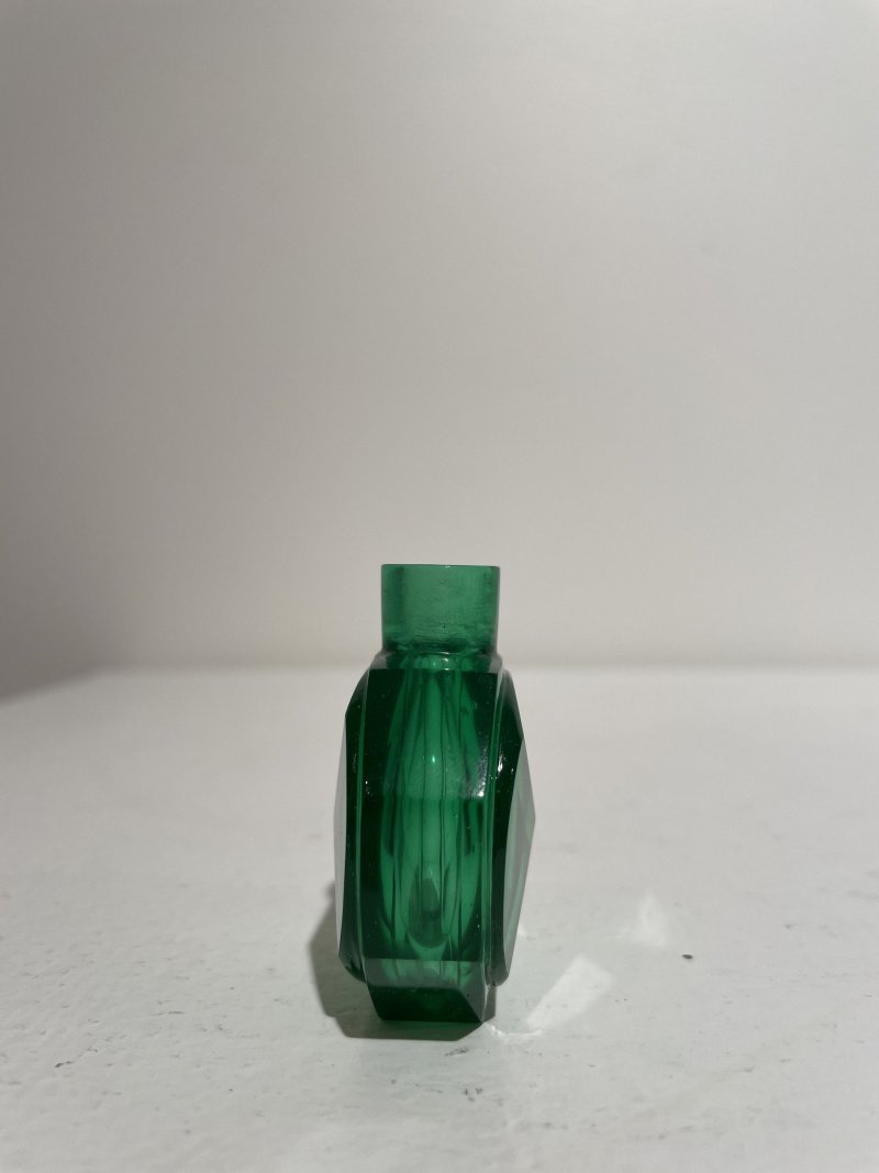 十九世紀中期 綠玻璃八楞式鼻煙壺 ⌈道光年製⌋刻款 | A FACETED GREEN GLASS SNUFF BOTTLE - 图8