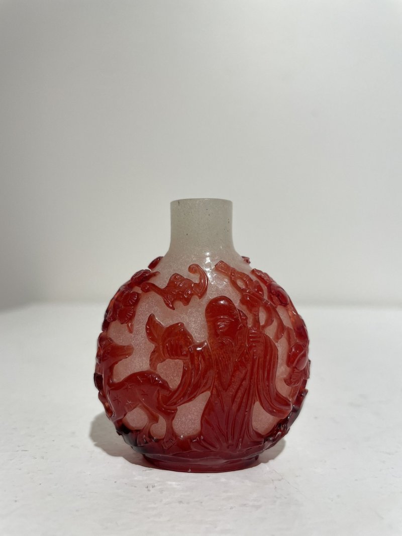 十九世紀 珍珠地套紅玻璃⌈松鶴延年⌋鼻煙壺 | A RED OVERLAY GLASS 'LONGEVITY' SNUFF BOTTLE - 图26