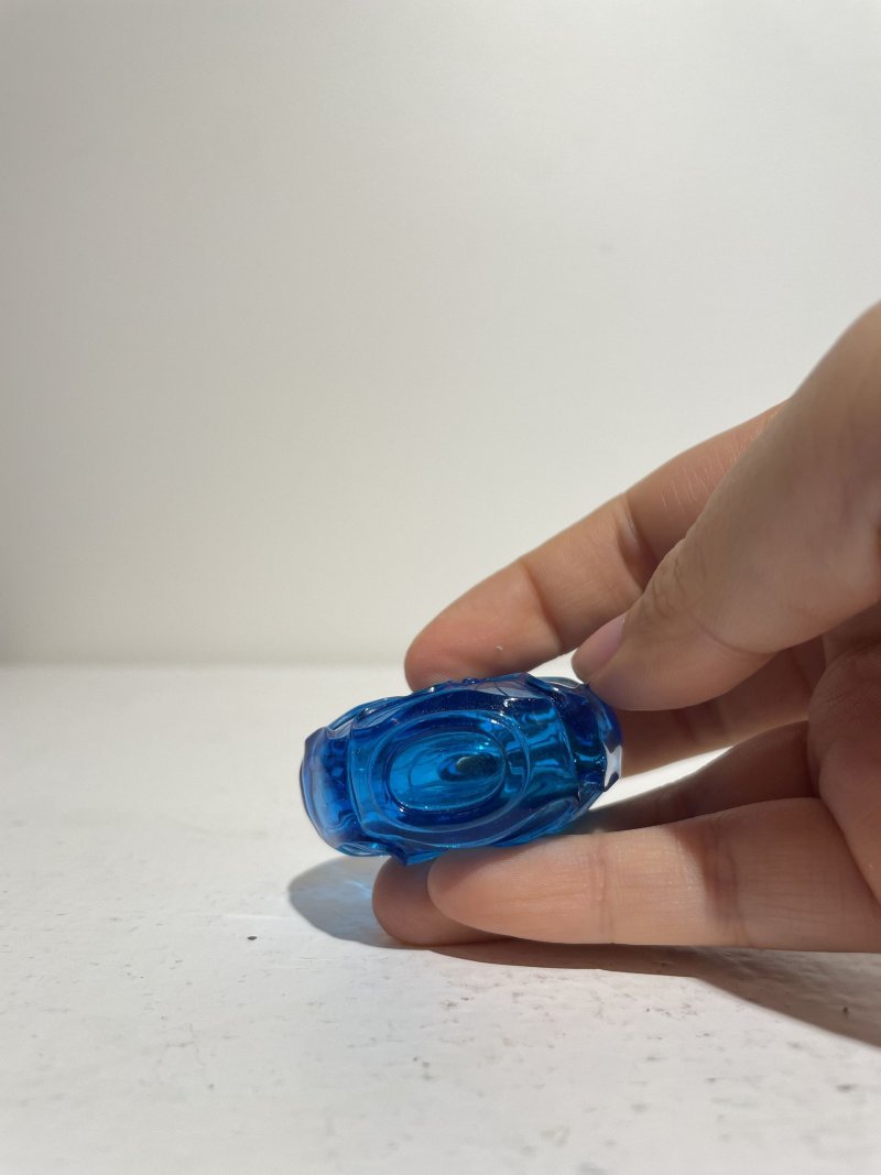十九世紀 藍色玻璃金葵紋鼻煙壺二件 | TWO BLUE GLASS 'MALLOW' SNUFF BOTTLES - 图2