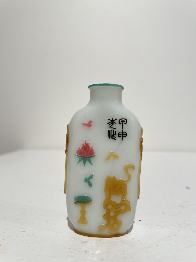 晚清 揚州作涅白地套四色玻璃⌈耄耋•博古⌋鼻煙壺 《正可》款 一八八四年作 | A MULTI-COLOUR OVERLAY MILKY GLASS SNUFF BOTTLE - 图12