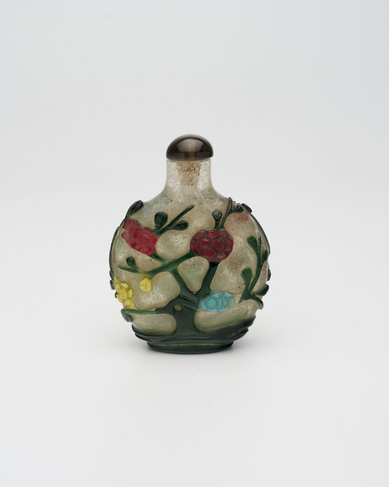 晚清至民國 霏雪地套五色玻璃花卉紋鼻煙壺 | A MULTI-COLOUR OVERLAY GLASS 'PLUM BLOSSOM' SNUFF BOTTLE - 图18