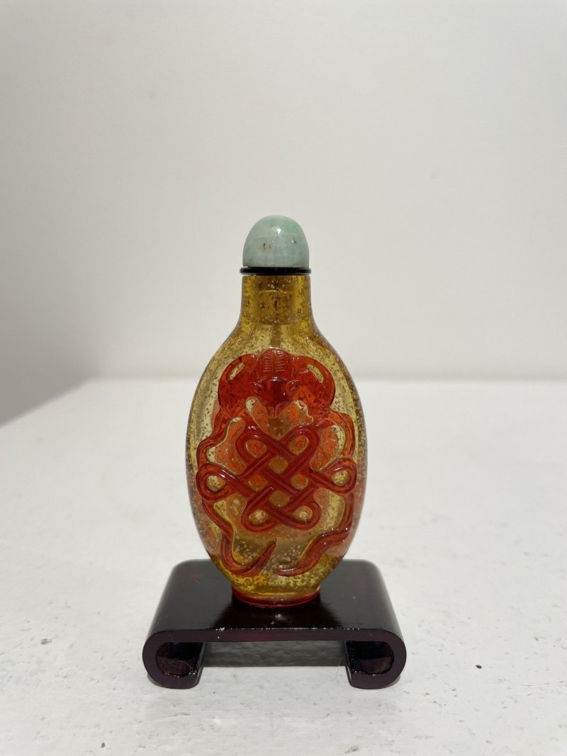 十八世紀中葉至十九世紀中葉 琥珀地套紅玻璃⌈福壽雙全⌋鼻煙壺、翡翠蓋 | A RED OVERLAY AMBER GLASS 'BAT AND PEACH' SNUFF BOTTLE - 图20