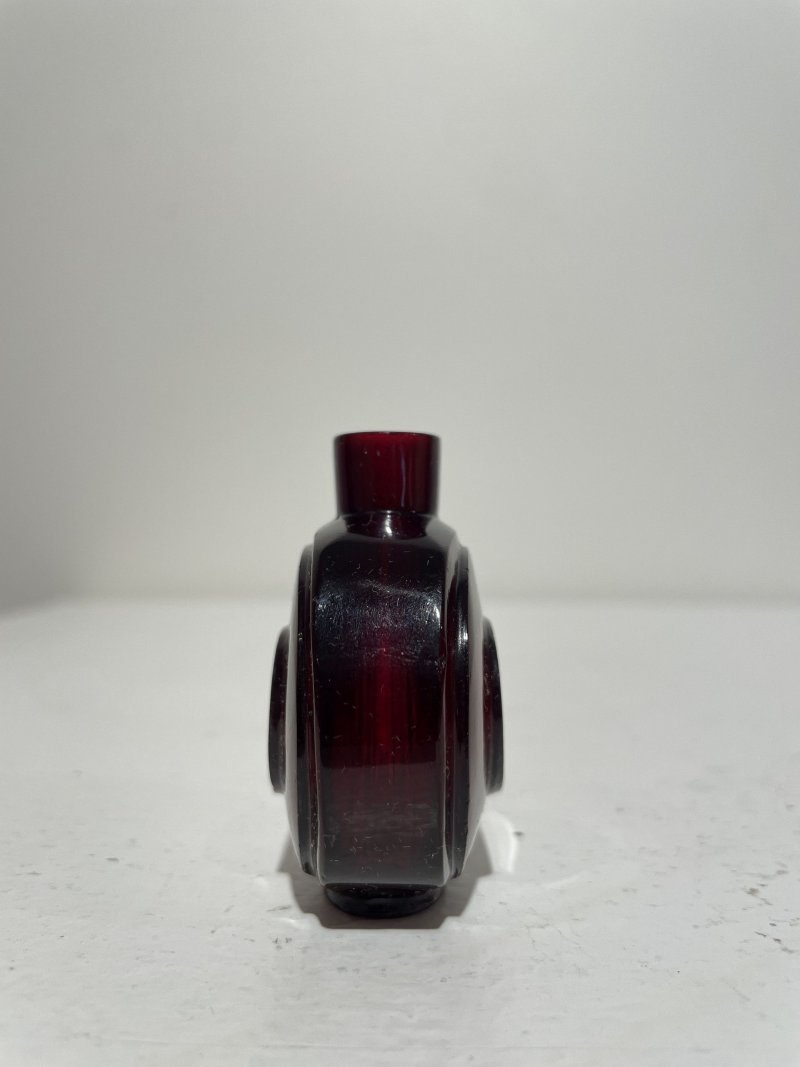 十九/二十世紀 寶石紅、藍玻璃鼻煙壺二件 | A RUBY-RED AND A BLUE GLASS SNUFF BOTTLES - 图25